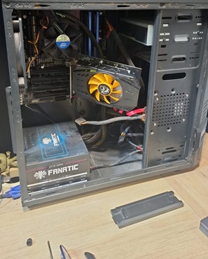 Técnico revisando computadora en Miraflores