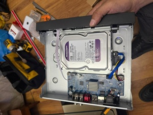 Técnico revisando computadora de oficina en San Isidro